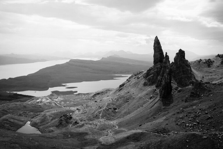 Monumentální skalní věž Old Man of Storr na ostrovech Skye.